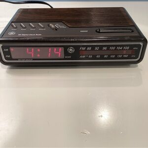 Vintage GE Alarm Clock Radio Digital AM/FM Model# 7-4612B Woodgrain TESTED